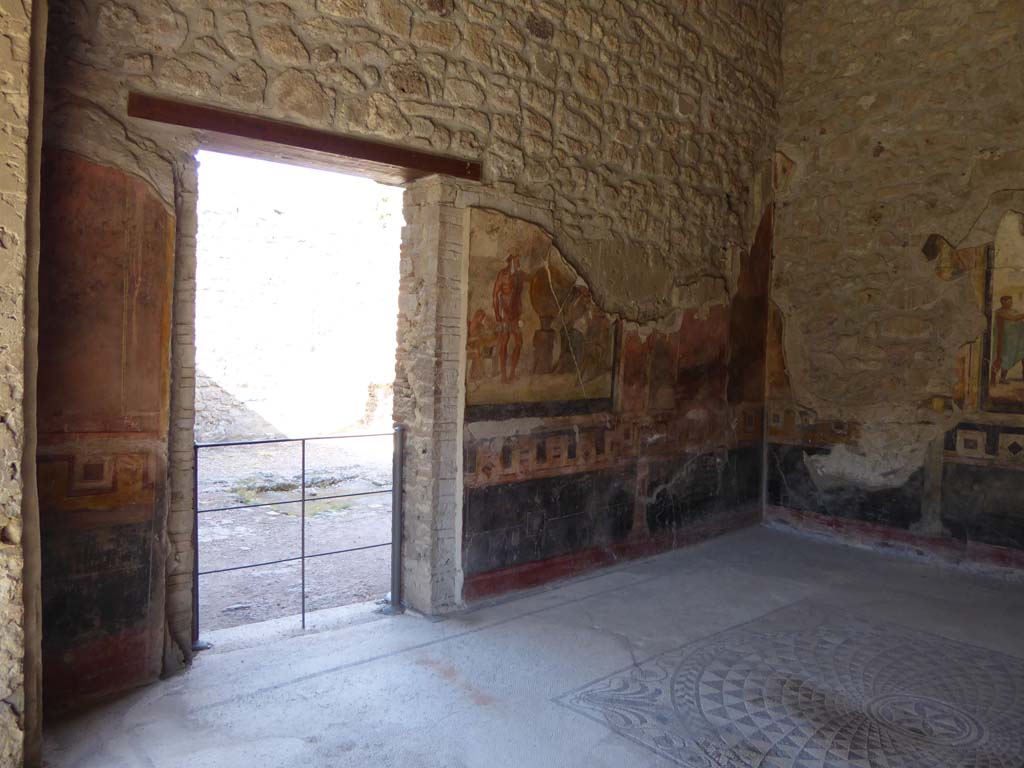 VI.16.7 Pompeii. September 2015. Exedra G, looking towards north wall with doorway into atrium B, from east portico.
Foto Annette Haug, ERC Grant 681269 DÉCOR.
