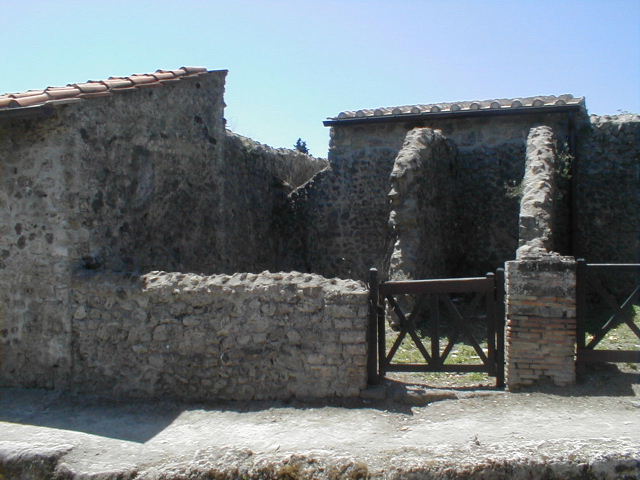 VI.16.8 Pompeii. December 2007.  Looking south-west from entrance.