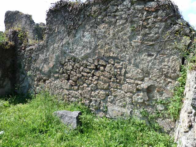 VI.16.11 Pompeii.  December 2004. Looking west to room in north-west corner of shop and corridor to rear in south-west corner.
