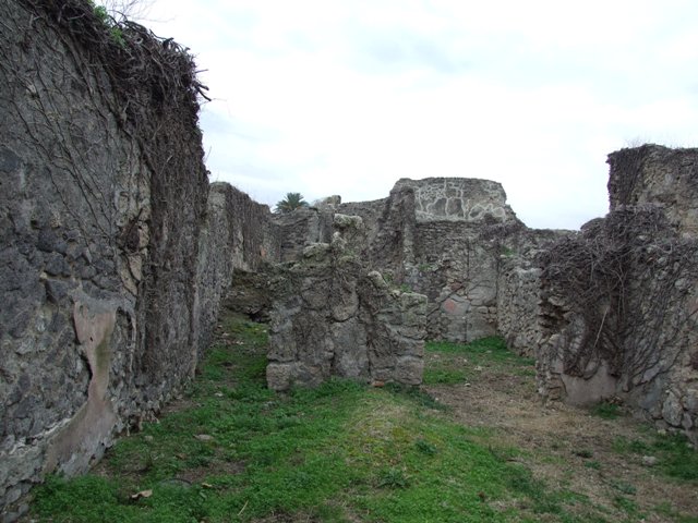 IV.16.11 Pompeii. May 2010. West wall with window overlooking yard.