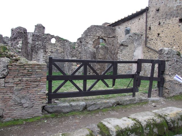 VI.16.13 Pompeii. December 2005. Entrance doorway.