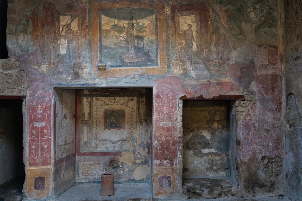 VI.16.15 Pompeii. January 2024. Atrium B, west side with doorways to rooms C, D, and E. Photo courtesy of Johannes Eber.