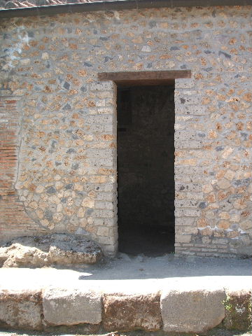VI.16.16 Pompeii. May 2005. Looking west to entrance.