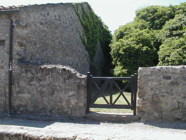 VI.16.18 Pompeii. March 2009. Looking west from entrance across workshop.