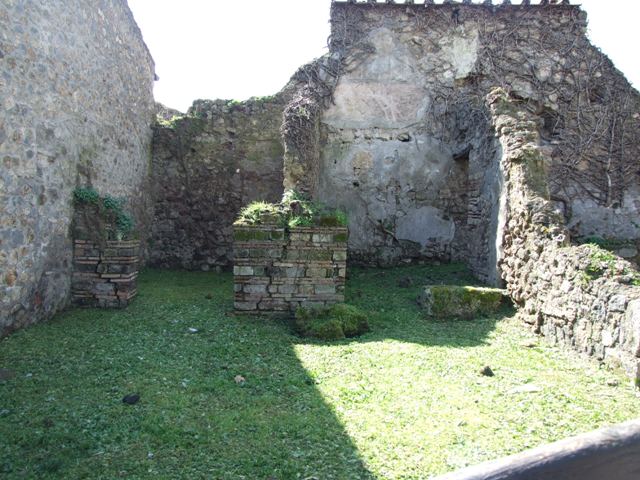 VI.16.18 Pompeii.  December 2007.  South wall and rear room in south west corner.

