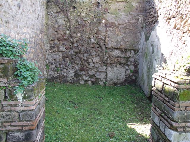 VI.16.18 Pompeii. December 2007. Rear room on north side with plastered circular recess in north wall.