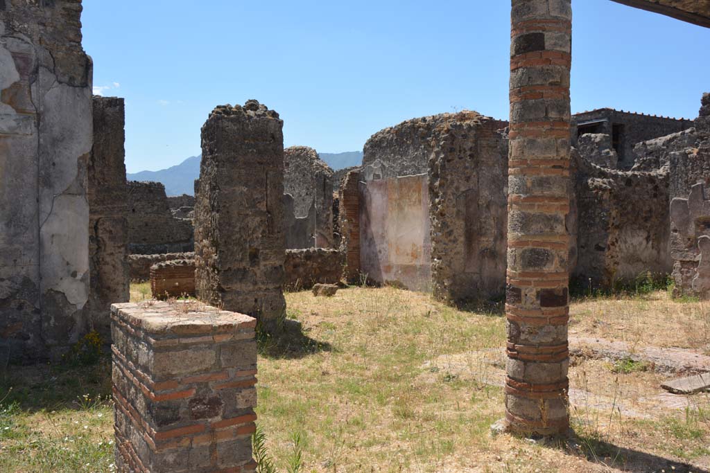 VI.16.19 Pompeii. July 2017. Looking south-west across atrium, from entrance doorway. 
Foto Annette Haug, ERC Grant 681269 DCOR.
