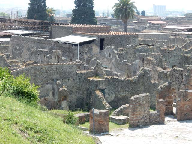 VI.16.22 Pompeii. December 2005. Looking north-west to doorway, from VI.16.21.