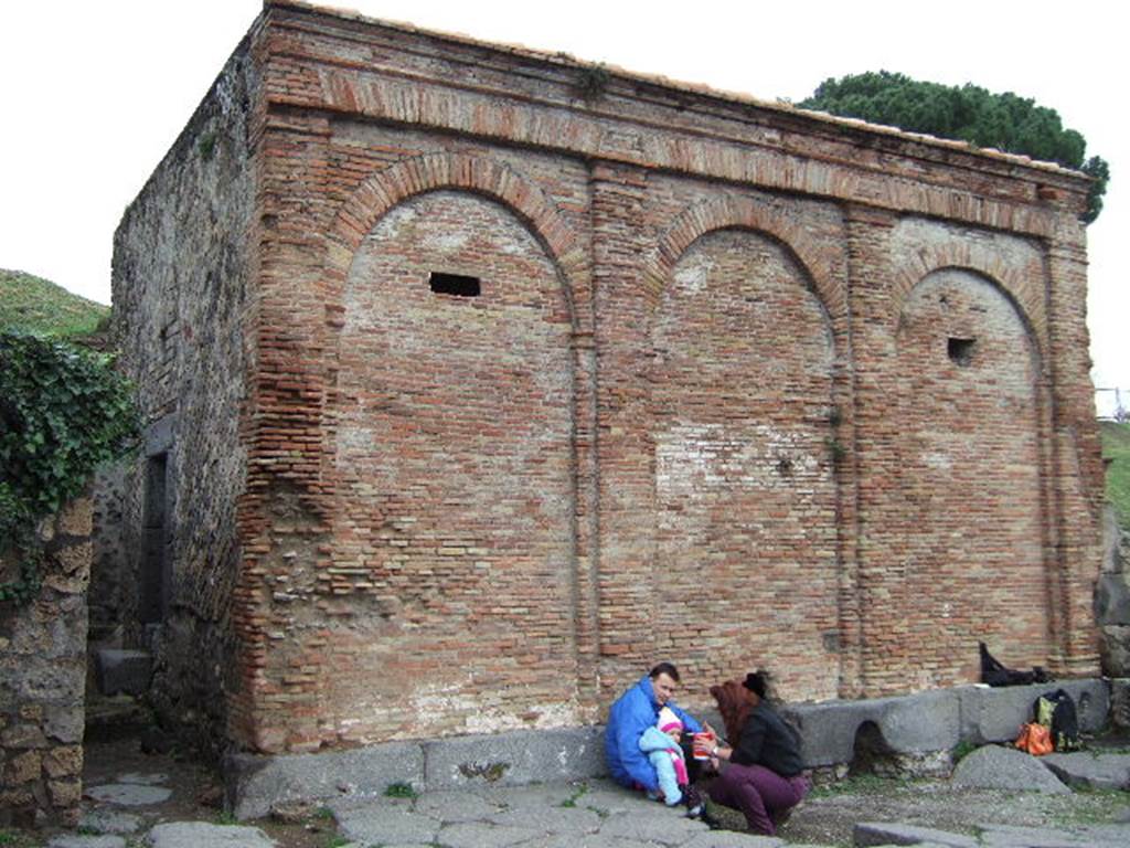Water tower near to VI.15.18 and VI.16.22/VI.16.23, Pompeii. December 2004.