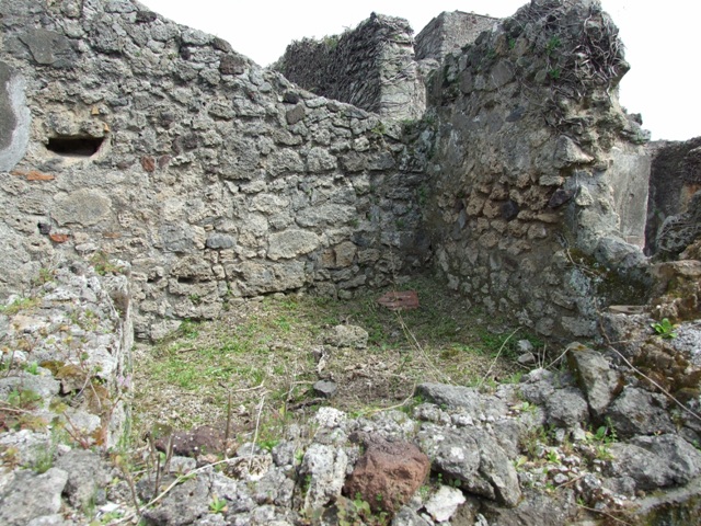 VI.16.27 Pompeii.  March 2009.  Room 5,  Kitchen.  Looking west towards L-shaped room