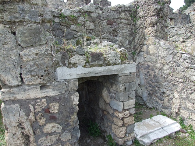 VI.16.27 Pompeii.  March 2009. Looking east across Room 6.
