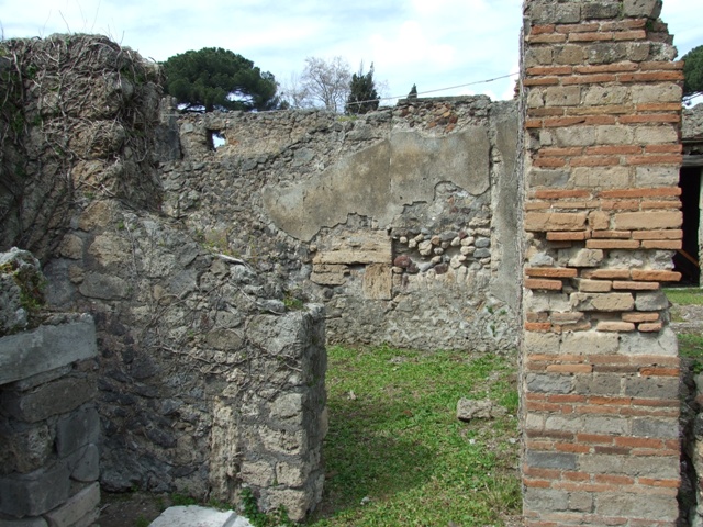 VI.16.27 Pompeii.  March 2009.  Looking east from window overlooking Peristyle.