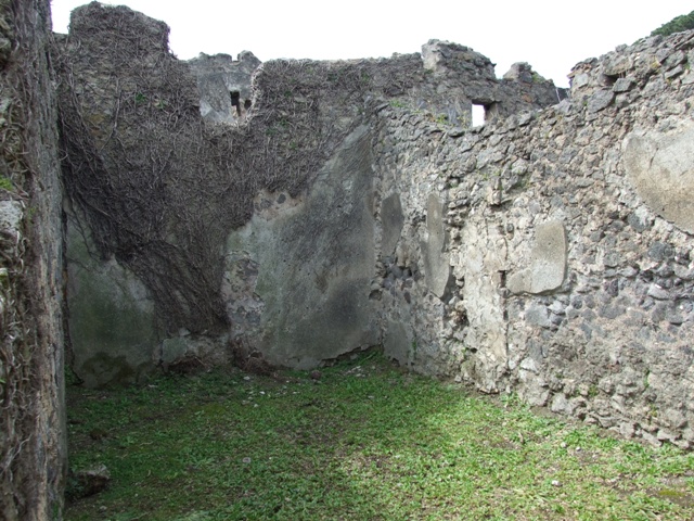 VI.16.27 Pompeii.  March 2009.  Room 2.  Dog-house?, next to small room or cupboard.