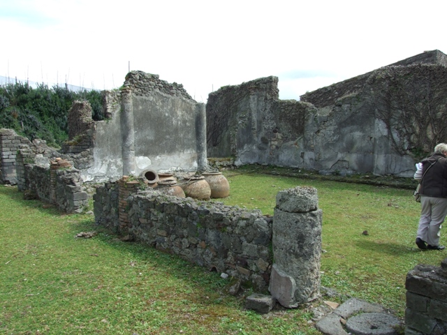 VI.16.27 Pompeii.  March 2009.  Doorway to Room 7. Looking north.