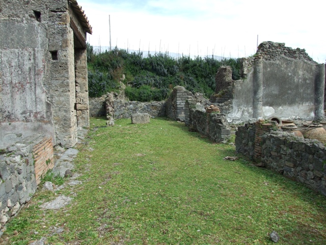 VI.16.27 Pompeii.  March 2009.  Room 7,   Looking west.