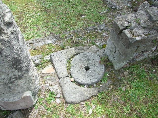 VI.16.27 Pompeii.  March 2009.  Looking south east across North Portico to Peristyle garden.