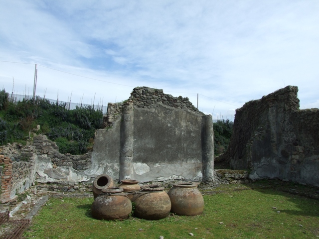 VI.16.27 Pompeii.  March 2009.  Looking east across North Portico.