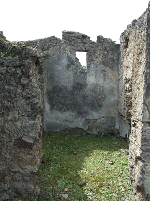 VI.16.27 Pompeii. March 2009. Room 16, looking north across impluvium in atrium. 