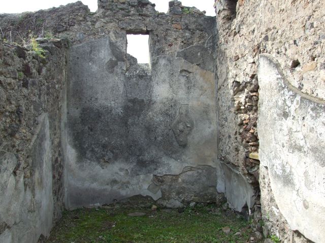 VI.16.27 Pompeii.  March 2009. Room 16, Atrium. Looking east to area that used to have a dividing wall (destroyed)and was originally two rooms.