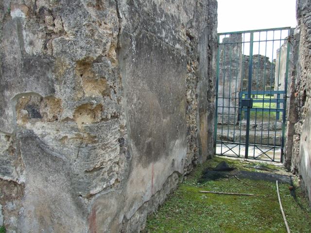 VI.16.27 Pompeii. March 2009. Room 16, recess in atrium. The painting of Jupiter or Jove is just visible on the south wall of the recess. The small remains of a painted green stripe or garland are also just visible on the left.

