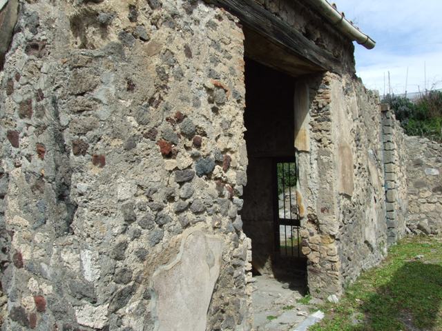 VI.16.27 Pompeii. March 2009. Doorway to Room 19.
