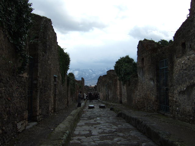 VI.16.29 Pompeii. December 2007.   Vico dei Vettii looking south.  VI.15