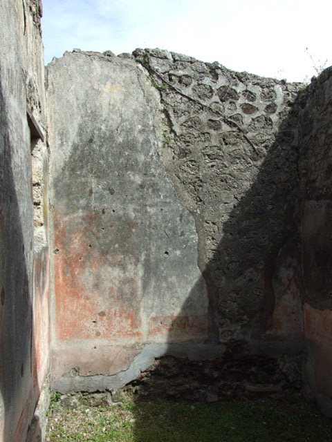 VI.16.32 Pompeii. March 2009. Room 1, Atrium. West wall in south west corner above hearth.