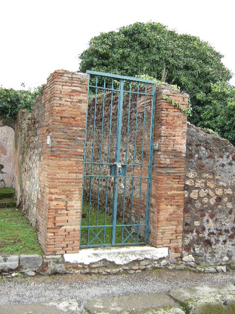VI.16.35 Pompeii. December 2007. Looking east from entrance doorway, across atrium to small corridor leading to rear room.

