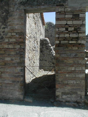 VI.16.39 Pompeii. May 2005. Looking east to entrance doorway.