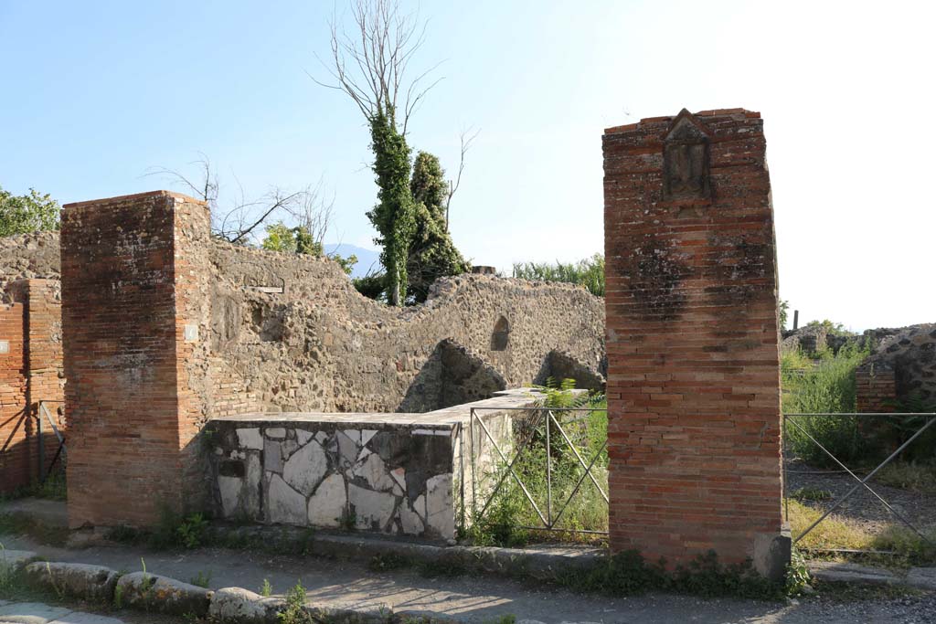 VI.17.4 Pompeii. December 2018. 
Looking west on Via Consolare towards entrance doorway, in centre. Photo courtesy of Aude Durand.
