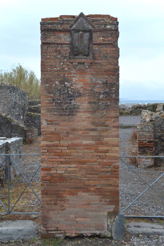 VI.17.4, on left, and VI.17.3, on right, Pompeii. Brick pilaster between entrances. 
(For detail of the terracotta plaque with phallus, see VI.17.3.)
Foto Taylor Lauritsen, ERC Grant 681269 DÉCOR.
