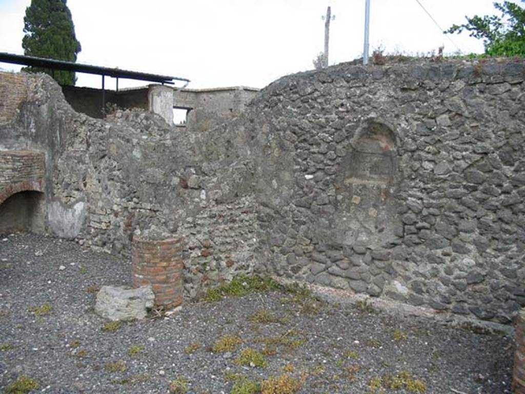 VI.17.4 Pompeii. May 2003. Looking towards south wall with niche. Photo courtesy of Nicolas Monteix.