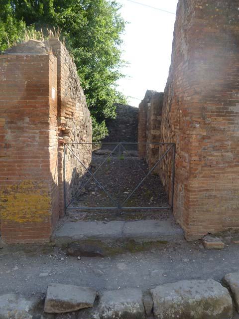 VI.17.5 Pompeii. December 2006. Looking west to impluvium, built against north wall of atrium.