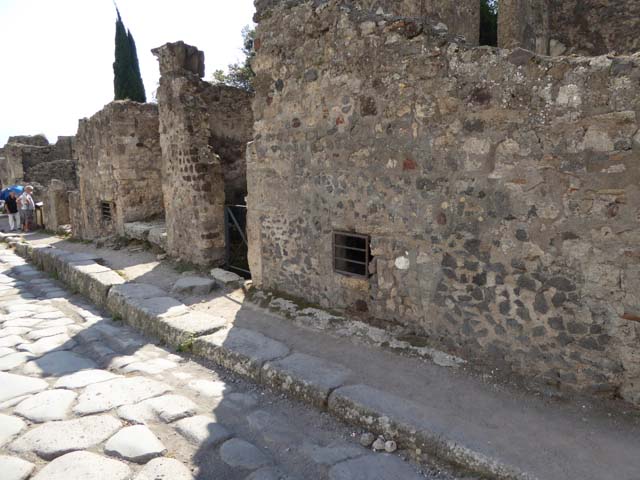 VI.17.13.Pompeii. December 2007. Doorway to room on south side of entrance