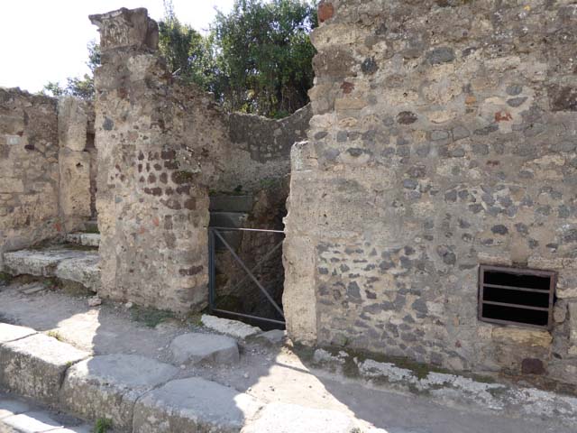 VI.17.13.Pompeii. December 2005. East wall and south-east corner of room on south side of entrance.