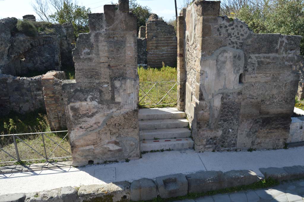 VI.17.32 Pompeii. March 2019. Looking towards entrance doorway on west side of Via Consolare.
Foto Taylor Lauritsen, ERC Grant 681269 DCOR.
