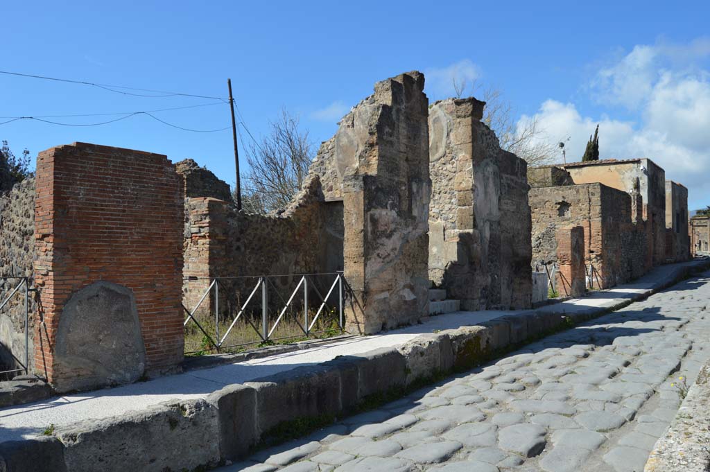 VI.17.32 Pompeii. March 2019. Looking north along west side of Via Consolare, towards entrance doorway with steps, in centre.
Foto Taylor Lauritsen, ERC Grant 681269 DCOR.

