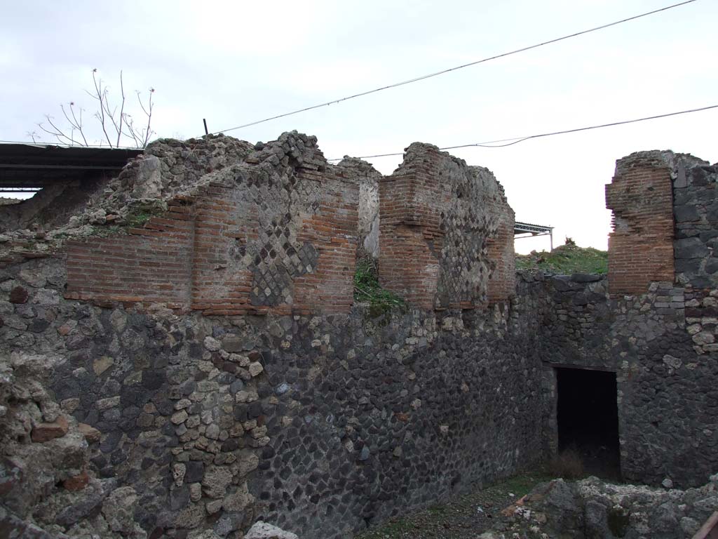 VI.17.36 Pompeii. December 2007. Lower and upper level, south side and doorway to underground room in west side.