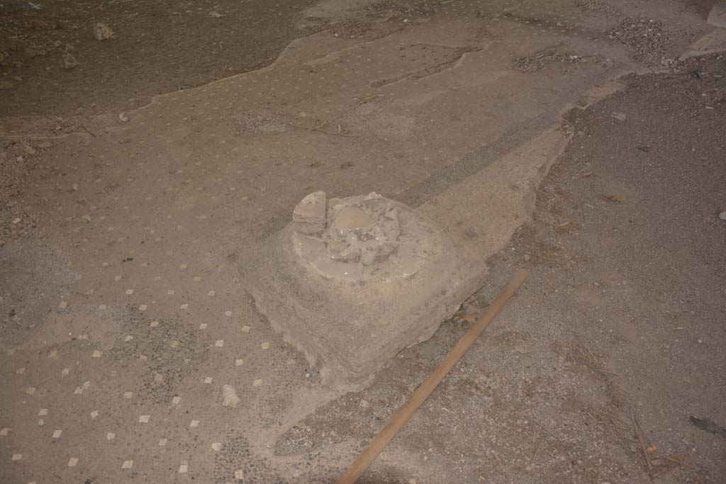 VI.17.41 Pompeii. September 2019. Atrium, column base on corner of impluvium.
Foto Annette Haug, ERC Grant 681269 DCOR.
