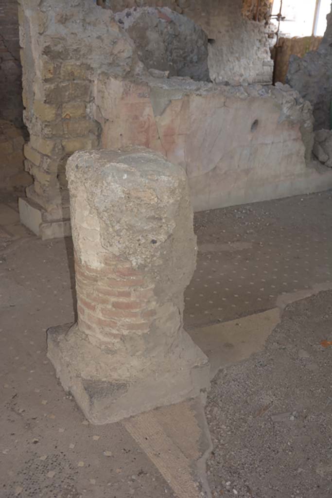 VI.17.41 Pompeii. September 2019. 
Atrium, part of remaining brick column with stucco covering, from north-west corner of impluvium.
Foto Annette Haug, ERC Grant 681269 DCOR.

