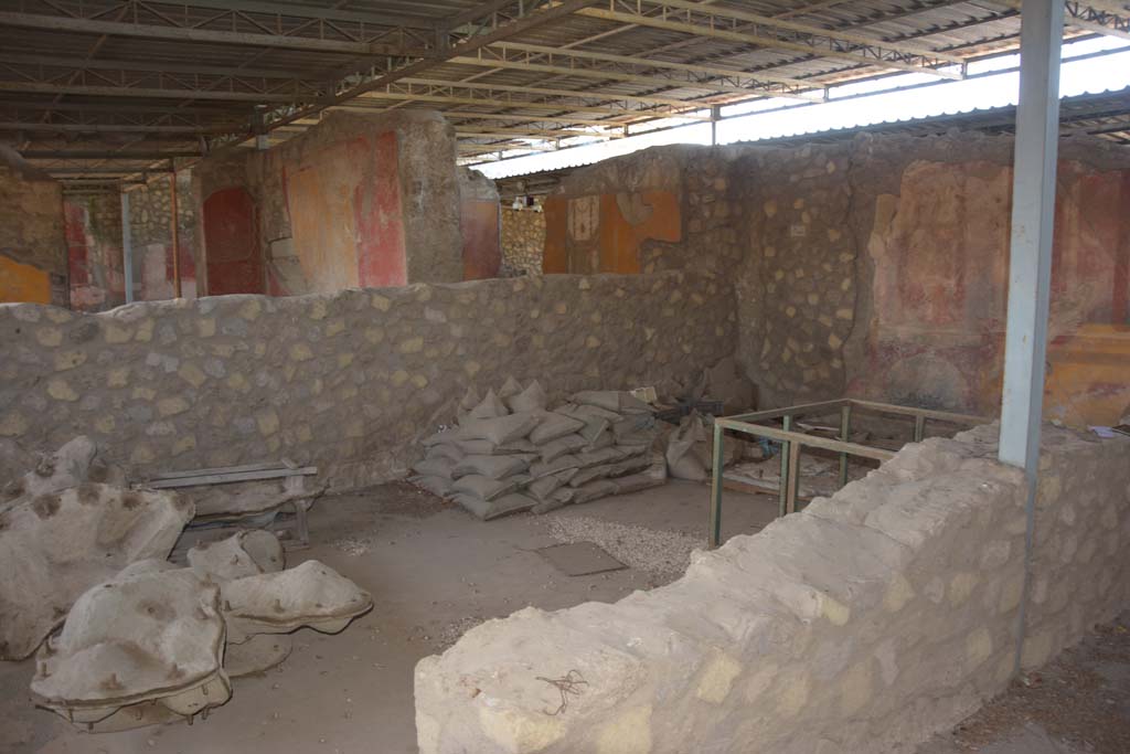 VI.17.41 Pompeii. September 2019. 
Looking over dividing rear south wall into rooms in VI.17.42 from triclinium on south side of atrium. 
The only remaining painted decoration surviving in the triclinium can be seen on the west wall, on right.
Foto Annette Haug, ERC Grant 681269 DCOR.
