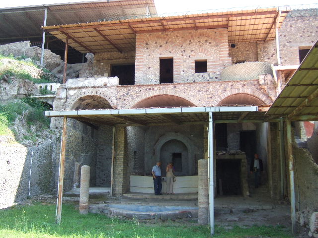 VI.17.42 Pompeii. May 2006. Oecus 32, garden diaeta or garden room with high walls and vaulted ceiling. This was decorated on all three walls with the famous garden fresco scenes. Jashemski refers to it as a garden diaeta or garden room. Aoyagi and Pappalardo refer to it as an oecus, and this is the description we use. See Aoyagi M. and Pappalardo U., 2006. Pompei (Regiones VI-VII) Insula Occidentalis. Napoli: Valtrend.  (p. 187).

