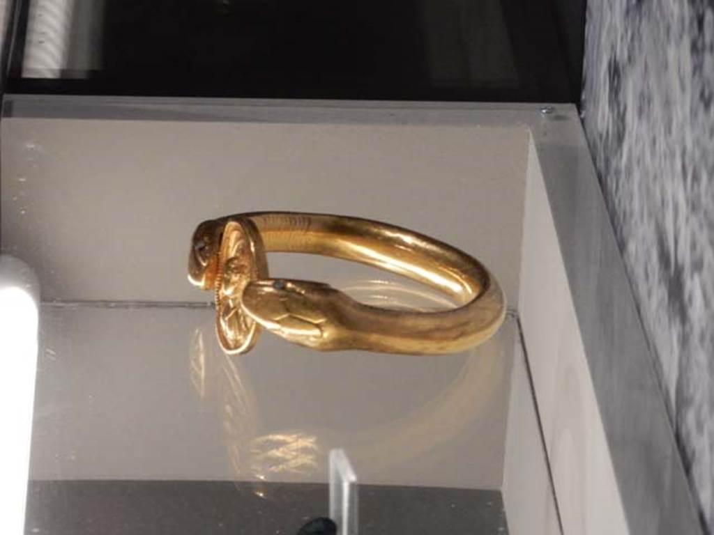 VI.17.42, Pompeii, May 2018. Detail of golden bracelet. Parco Archeologico di Pompei, inventory number 14268.   
Photo courtesy of Buzz Ferebee.
