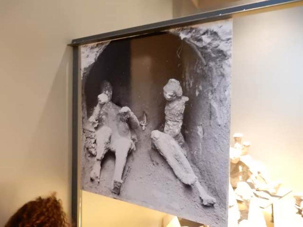 VI.17.42, Pompeii, May 2018. Archive photo of the finding of some of the fugitives. The golden bracelet can be seen in the centre.
Photo courtesy of Buzz Ferebee.

