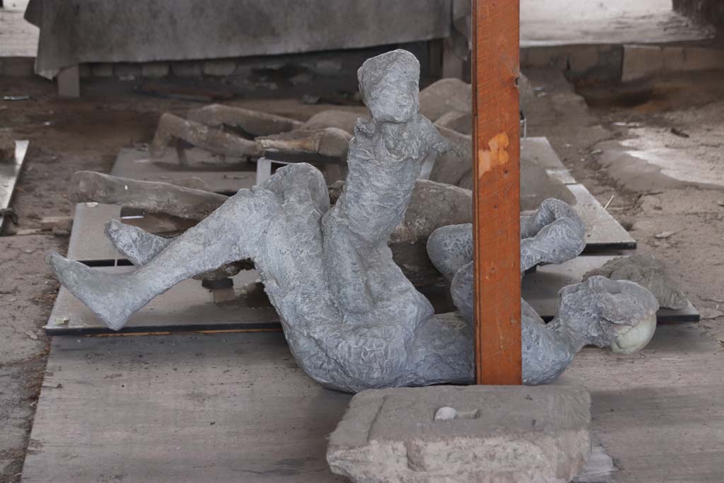 VI.17.42, Pompeii, October 2020. Plaster cast of a woman and child found in the corridor leading to the garden area.
Photo courtesy of Klaus Heese. 
