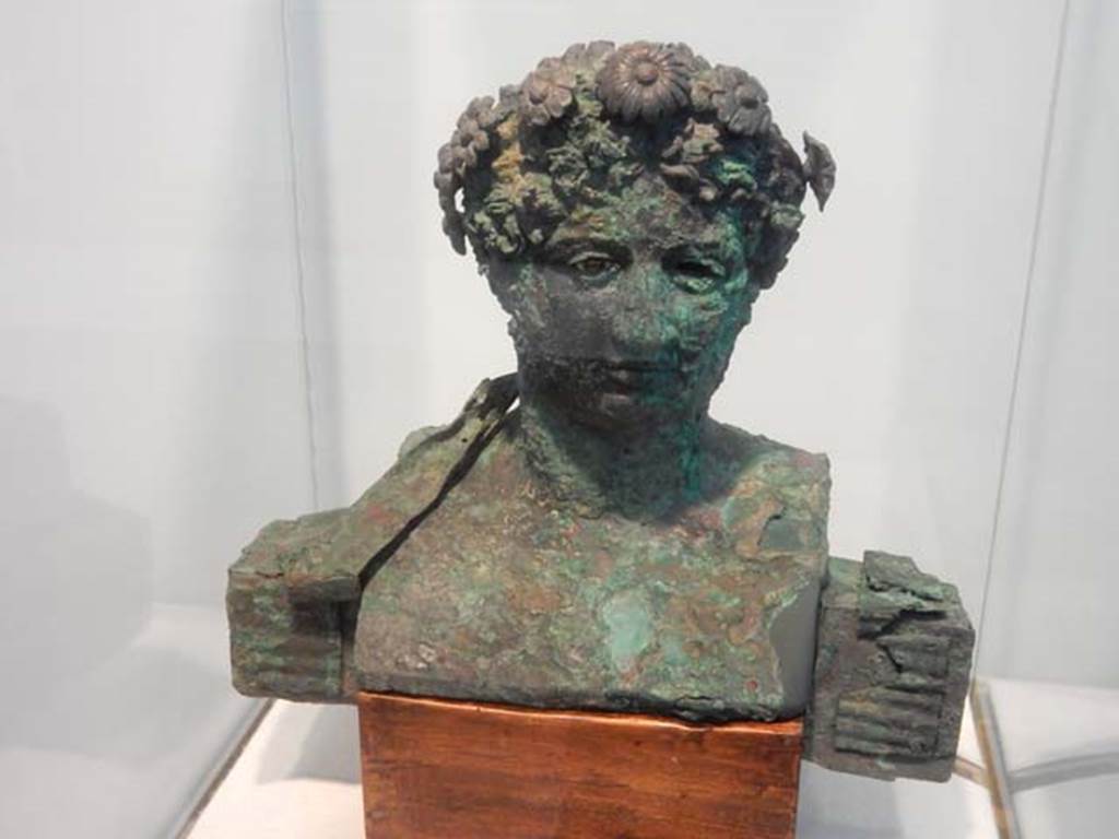 VII.16.17-22, Pompeii. May 2018. Bronze Herm discovered at Insula Occidentalis, the herm was damaged on its right side by the eruption. 
Now in Boscoreale Antiquarium and Museum, inventory number: 13441.
Photo courtesy of Buzz Ferebee.
