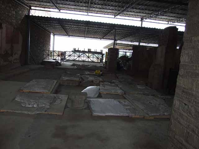 VI.17.42 Pompeii. September 2004. North side of atrium 4.