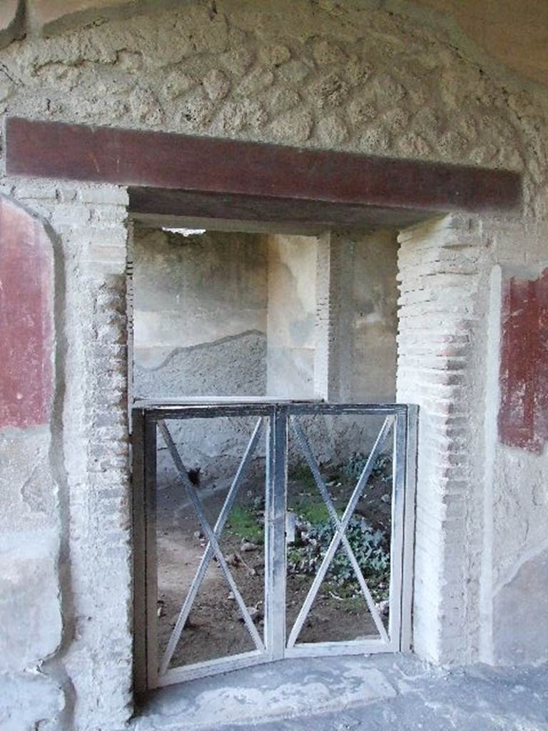 VII.1.8 Pompeii. December 2006. Room Q, the office of the baths superintendent. Entrance on west side of north portico B.