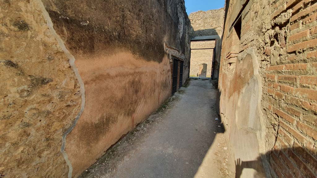 VII.1.8 Pompeii. July 2021. Corridor H, at north-west corner of gymnasium C. 
Looking west along corridor towards entrance doorway at VII.1.51.
Foto Annette Haug, ERC Grant 681269 DCOR

