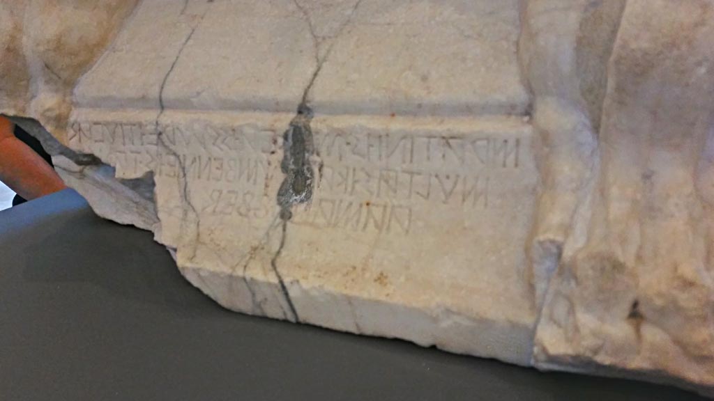 VII.1.8 Pompeii. November 2018. 
Oscan inscription stating that Maras Artinius commissioned the construction of the sundial. Photo courtesy of Giuseppe Ciaramella.
